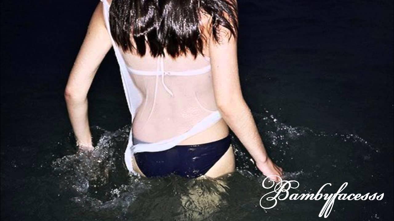 Девушки в мокрой одежде. Фотосессия в мокрой майке. Девушка в мокром платье. Нет она мокрая. Анджелина джоли мокрые волосы.