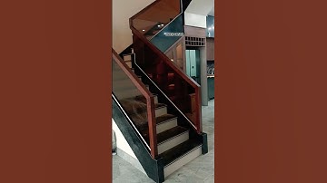 Cầu thang kính màu trà, tay vịn gỗ cho  những ai thích tông màu ấm #nhadep #cauthangdep