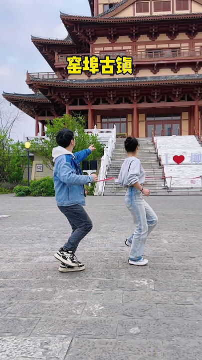 Master Xiaotang takes Lei Lei on a tour of Liuzhou to perform mechanical dance and break dancing