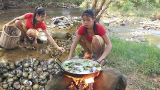 Catch and cook snails for jungle food - Snail boiled with Chili sauce very delicious for dinner