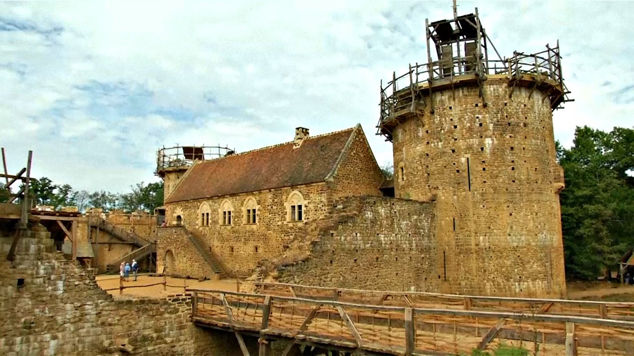 ⁣Во Франции вручную строят средневековый замок (новости)