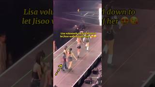 Lisa was extremely politeness as she continuously let Jisoo go before her #shorts #blackpink #lisa