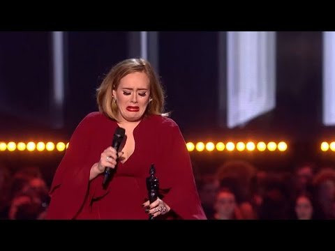 Video: Adele Vertelde Grappen Op Het Podium Tijdens Een Stroomstoring Tijdens Een Van Haar Shows
