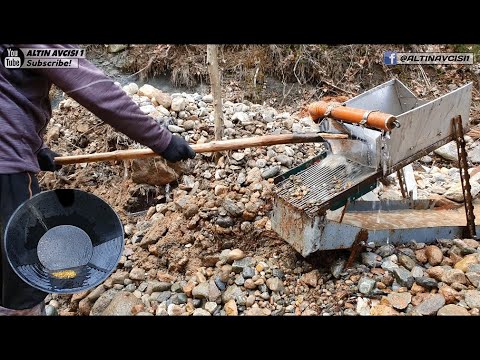 Video: Amatör Altın Prospector Bir Bush Altında Devasa $ 320k Nugget Bulur