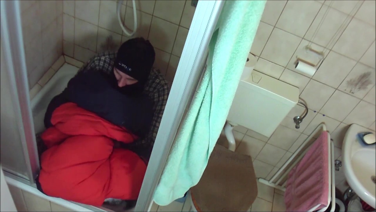 Daunenschlafsäcke Bigpack Hikers Curve 210 STM orangerot + dunkelblau im Duschbad (1)