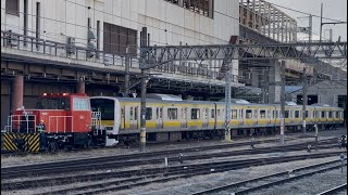 【E231系A552編成４両  OM構内試運転入換作業（ワンマン運転対応改造等）】HTM270形OM-1号機＋E231系5000番台ﾐﾂA552編成の１〜４号車が5番建屋を出発！（2025.3.18）