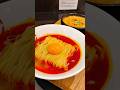 この鮮やかな真っ赤なつけ麺、反則級。