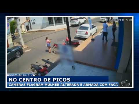 Câmeras flagram mulher alterada e armada com faca em Picos