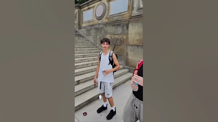 Extrovert vs society 😏👩🏻 #extrovert #public #rizz #pov #freewill