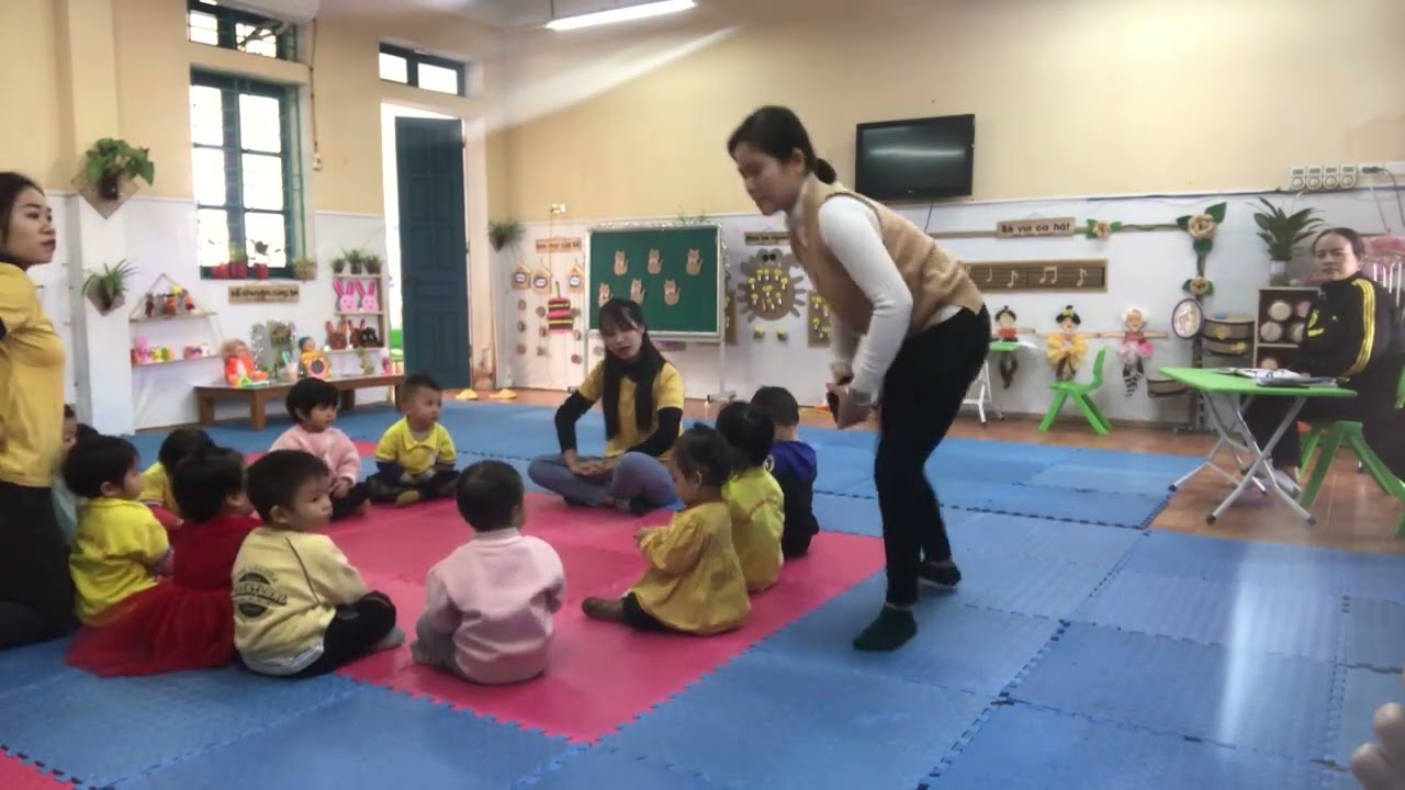 Hoạt động nhận biết cảm xúc vui, buồn nhà trẻ 24-36 tháng