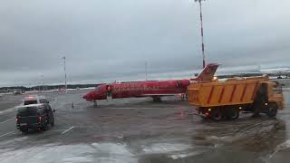 Взлет Boeing 737-800 в международном аэропорту Внуково (Москва) авиакомпании Победа