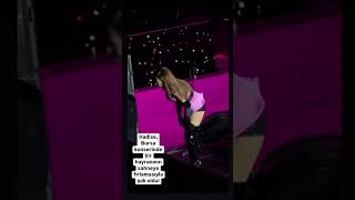 Sahneye Atlayan Bir Hayranı Yüzünden Korkan Hadise Ardından Konsere Kaldığı Yerden Devam Etti.