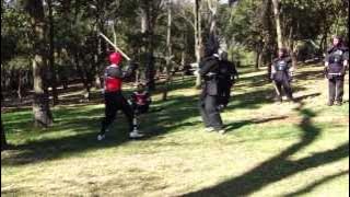 Bryan (peto rojo) vs Prof. Vicente (armadura de Kendo)