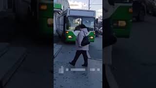 В Екатеринбурге наглый водитель автобуса объехал пробку по тротуару и чуть не сбил пешехода задержан