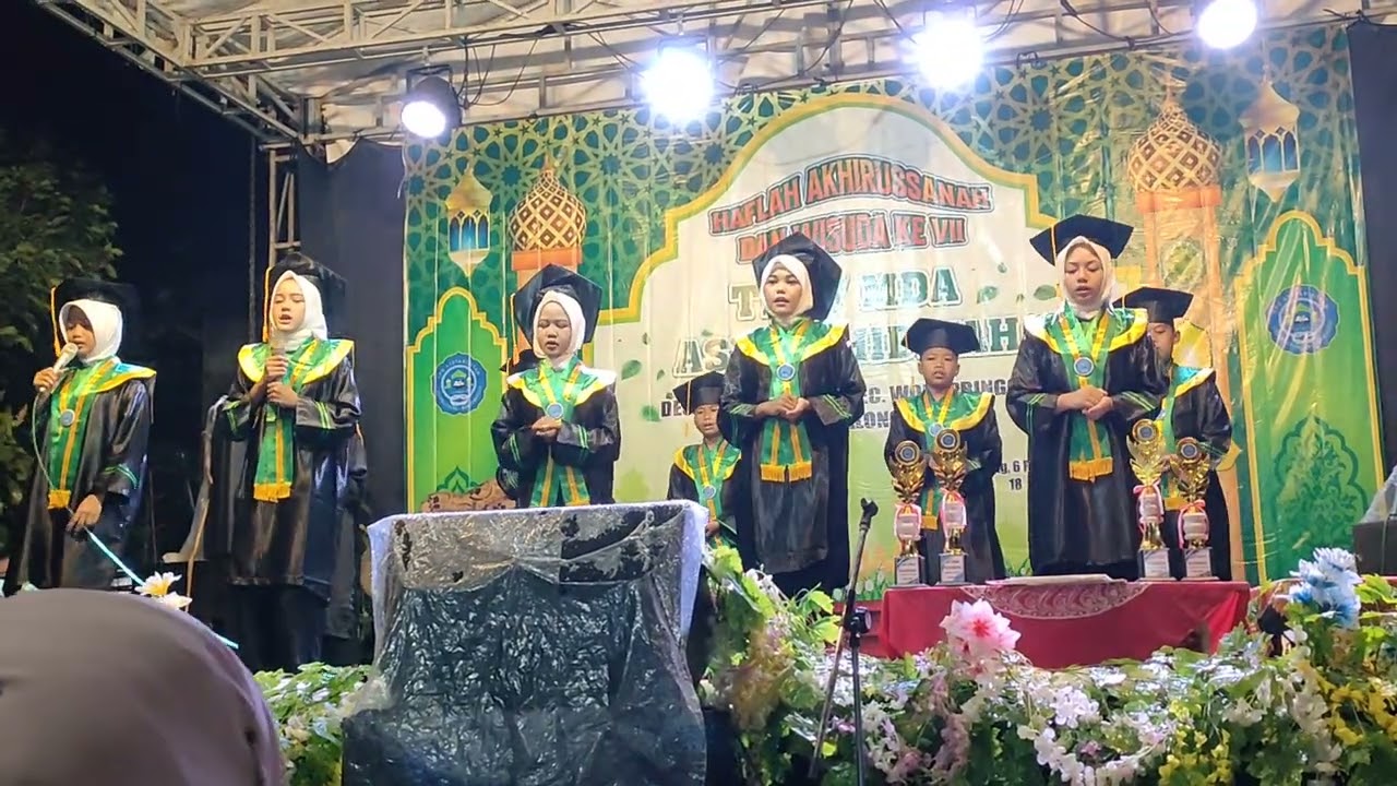 Penampilan para Wisudawan santriwati TPQ asysyahidiyah