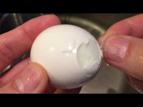 Video: Hur Man Snabbt Skalar Ett ägg