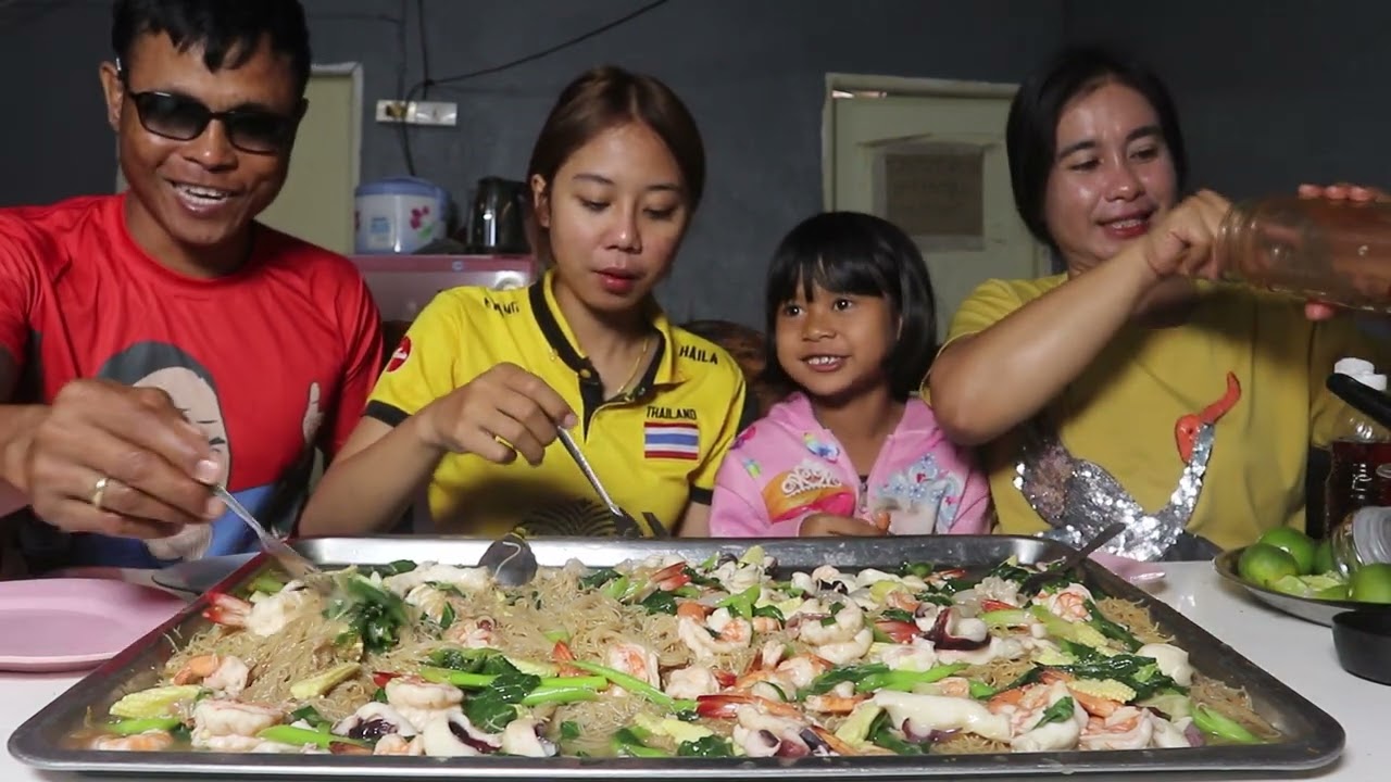 ราดหน้าทะเลรวมกับสูตรครอบครัวน้องเฟิร์นน้องฝน เเซ่บหลาย