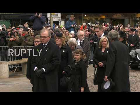 UK: Thousands gather for Stephen Hawking's funeral in Cambridge