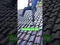 Begini cara saya naik dan berjalan diatas atap genteng #skills #pekerjabangunan #ramadanwithyoutube