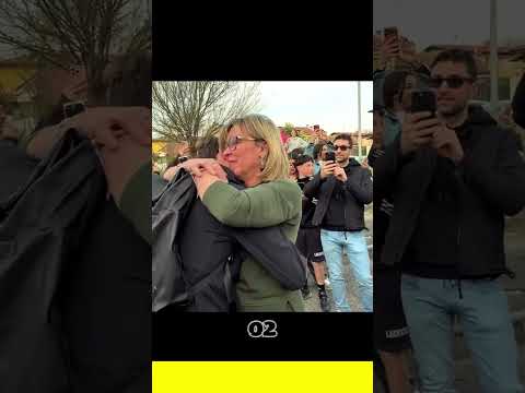 Video BLANCO ha fatto 42 KM a PIEDI per consegnare il suo NUOVO DISCO a sua MADRE