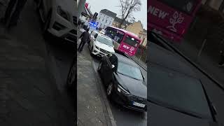 Heute 16uhr13 Autofahrerin blockiert eine enge Straße in Odenkirchen und Polizei live dabei