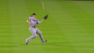 LAD@COL: Hernandez makes nice over-the-shoulder grab