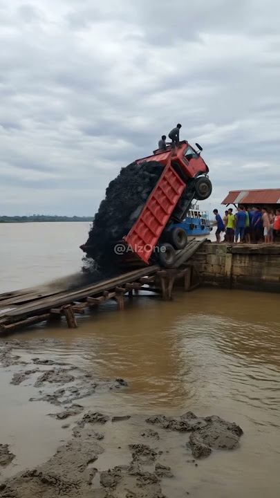 Jembatan Tak Kuat! Truk Bermuatan Batu Bara Langsung Amblas ke Air! (Simulasi Ai)