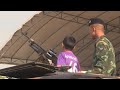 CRIANÇAS BRINCAM COM ARMAS DE GUERRA NA TAILÂNDIA.