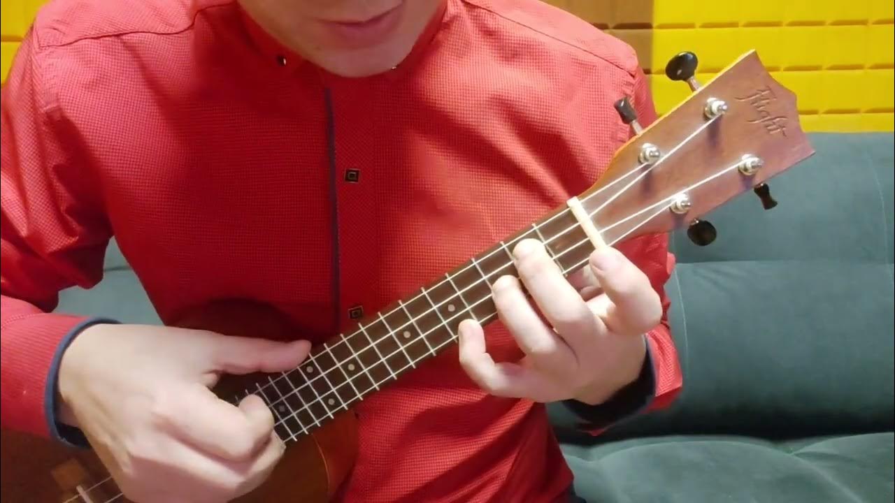 Укулеле видео песни. Игра на укулеле сопрано. День игры на гавайской гитаре. Песня котопёс на укулеле. А7 на укулеле.