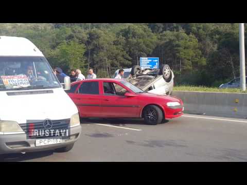 ავარია ავტობანზე, შეჯახების შედეგად ავტომობილი ამოტრიალდა