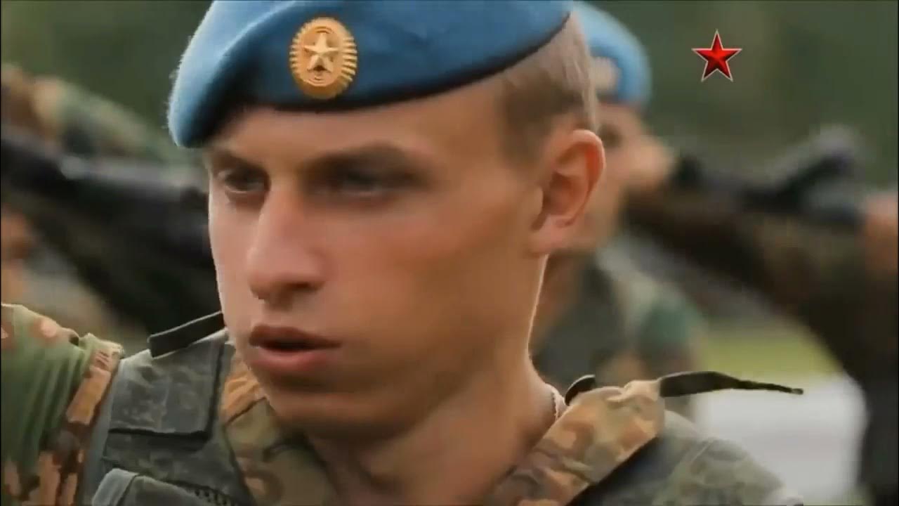 Армейские видеоклипы. Солдаты под гитару. Военные поют под гитару. Армейские видеоклипы. Военный с гитарой.