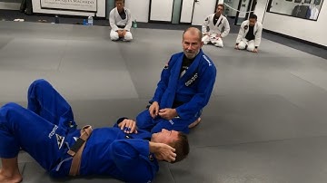 Lapel clock choke from side control