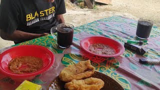 Makan Pisang Goreng Nenek yang baru habis di goreng di Permandian Topa. #pisanggoreng #gorengpisang