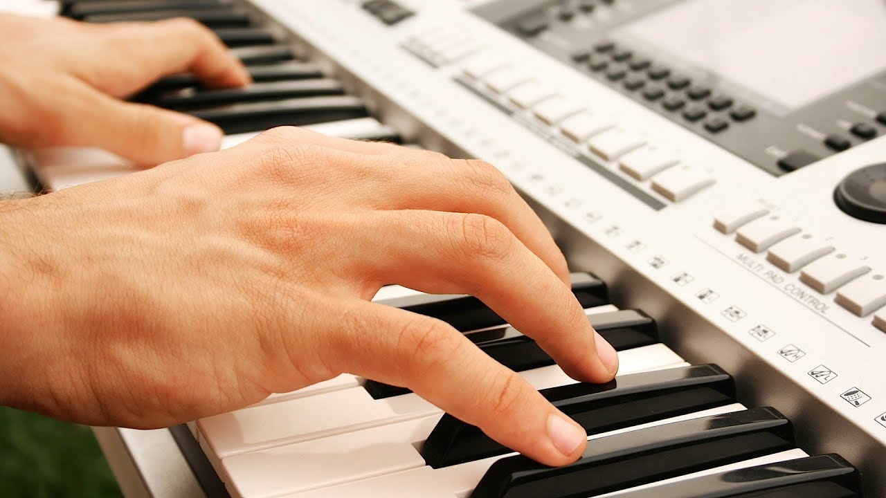 Музыкальный пианино играть. Игра на синтезаторе. Синтезатор (музыкальный инструмент). Руки на синтезаторе. Музыкант с синтезатором.