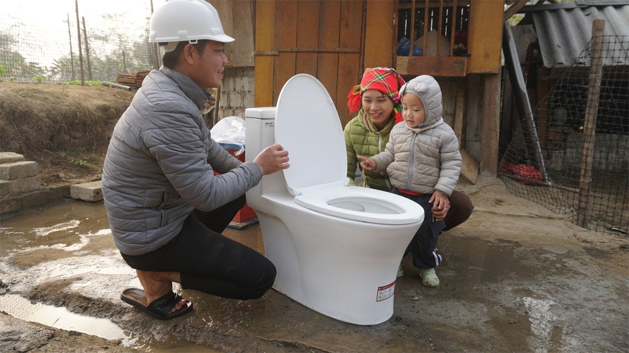 Build a closed toilet with a tank - Kind guy helps single mother Buy sitting toilet Ep2