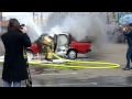 Как пожарные тушат горящую машину.