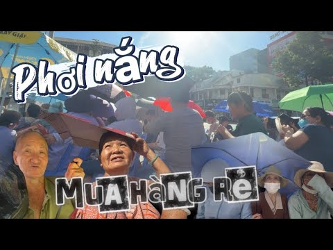 Hàng trăm người già, trẻ phơi nắng” trước siêu thị chờ mua… 10 nghìn đồng
