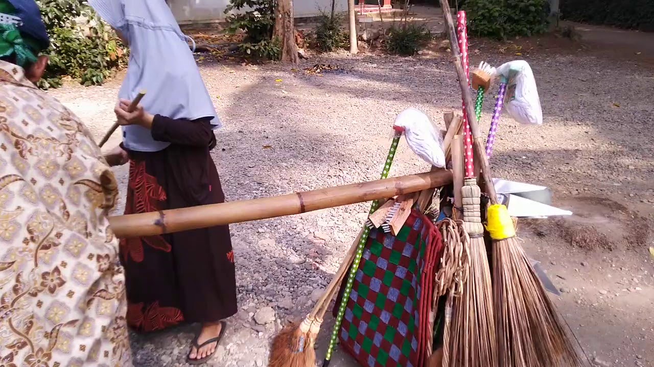  Penjual  sapu keliling  di pedesaan YouTube