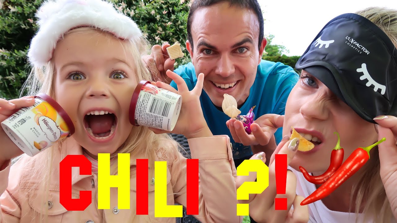 Zakaj mi podtikaš ta čili? Niki in Taya preizkušata hrano s pokritimi očmi