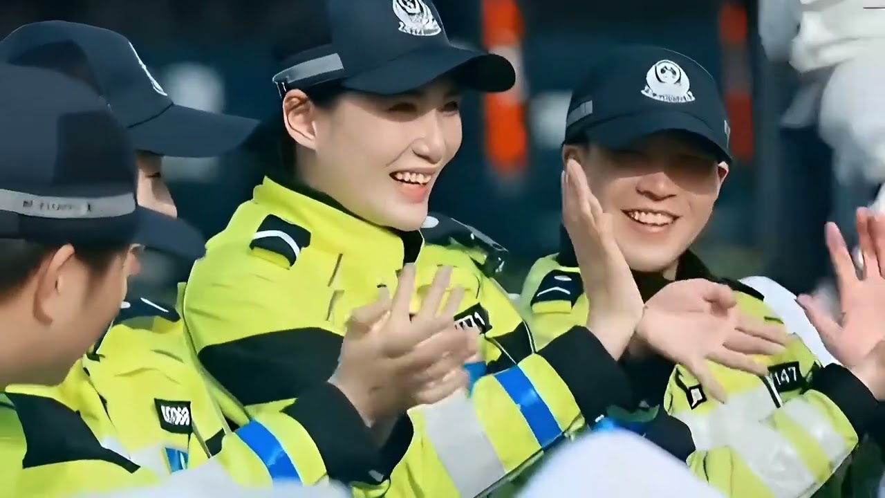 杭州。袁雨佳 - 交通警察 - Hangzhou. Yuan Yujia-Traffic Police #video #袁雨佳 #vevo