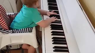 Учимся играть на пианино.