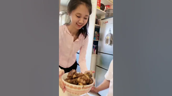 我承認，我感動了，我羨慕了，當女兒背起這老頭的那一瞬間，父女倆開心的樣子實在是太暖了，特別是這老頭開心的臉上褶子更多了😄@九兒 🌸 #父女倆溫馨的畫面 #父親節快樂 - 天天要聞