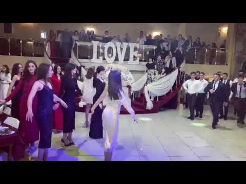 Хитом соцсетей стал подаренный танец друзьями невесты на свадьбе во Владикавказе