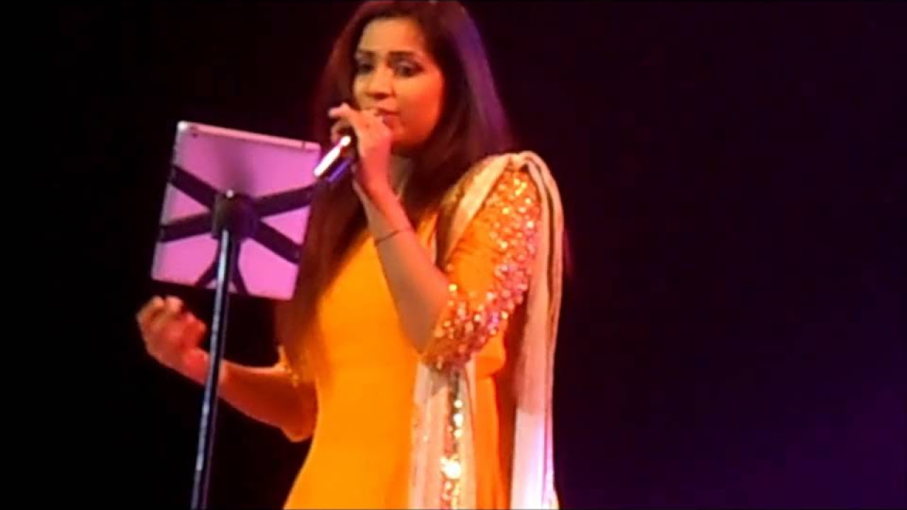 Tumi Robe Nirobe  Shreya Ghoshal live in Kolkata