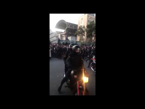الباسيج يطوق طلاب جامعة أمير كبير في إيران بعدما تجمعوا لتأبين ضحايا الطائرة وهتفوا ضد الحرس الثوري