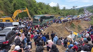 PENUMPANG TERLANTAR SEHARI SEMALAM !! Lalu Lintas Lumpuh Total Akibat Jalinsum Terputus !! 