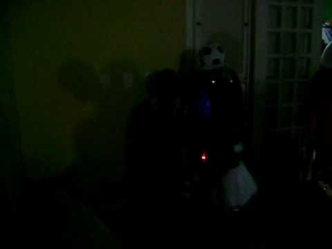 Menino Dançando a dança do creu ;;'