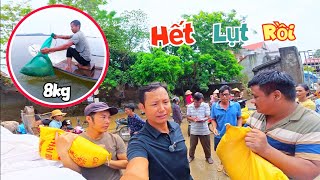 Chính Thức Hết Lụt Cùng Cả Team Đi Phát Gạo Biếu Bà Con Và Xem Bắt Được Cá Nheo 8kg \/ Quế Nghịch