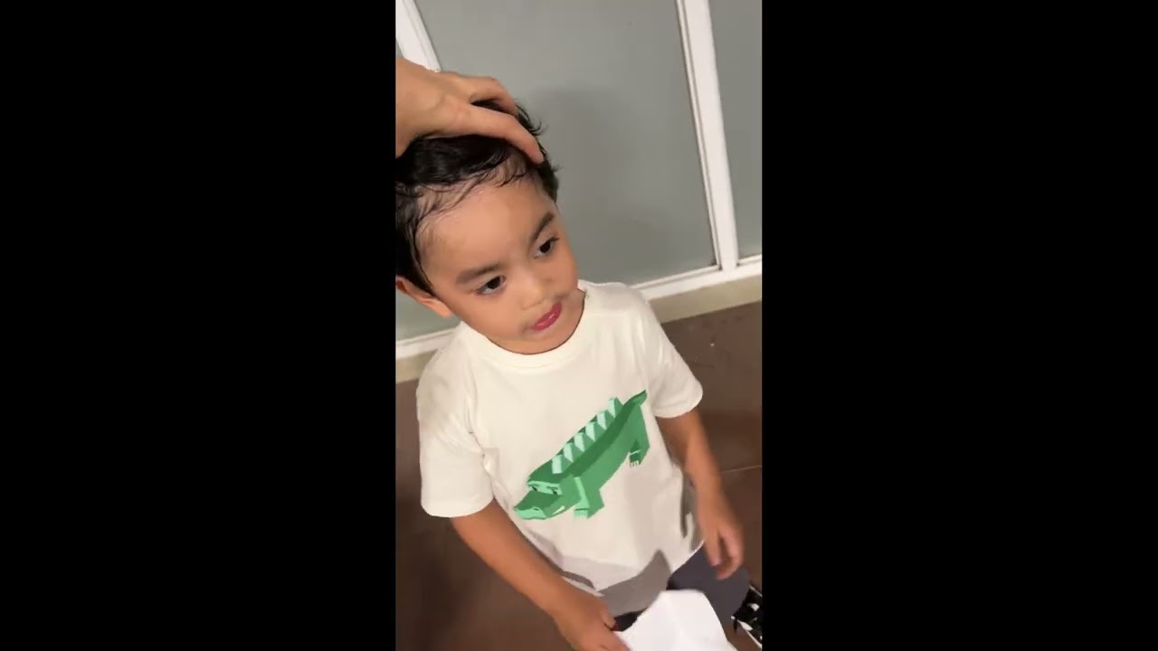 SURPRISING ANTE MARVY ON HER ARRIVAL AT THE AIRPORT