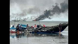 MAS DE 15 EMBARCACIONES ENTRE LANCHAS Y BOTES FUERON INCINERADOS EN LAS PLAYAS DE MANTA